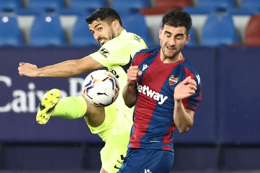 Luis Suárez no pudo con la defensa rival