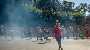 Indígenas y la policía se enfrentan durante una protesta contra un proyecto de ley que cambiaría las normas que establecen las tierras indígenas protegidas, en Brasilia el 22 de junio