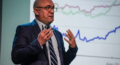 Chris Iggo durante su conferencia en Kick Off 2023