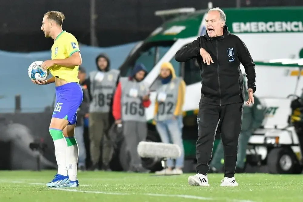 Marcelo Bielsa, técnico de la selección de Uruguay ante Brasil por Eliminatorias