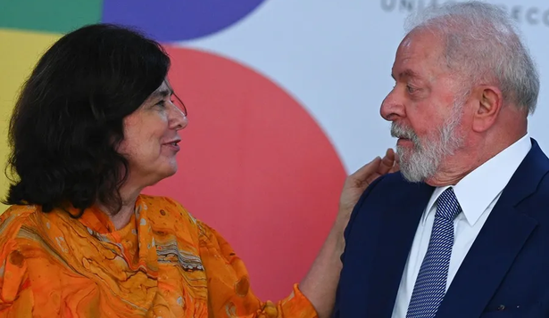 Presidente de Brasil, Lula, Da Silva, y la saliente ministra de Sanidad, Trindade.