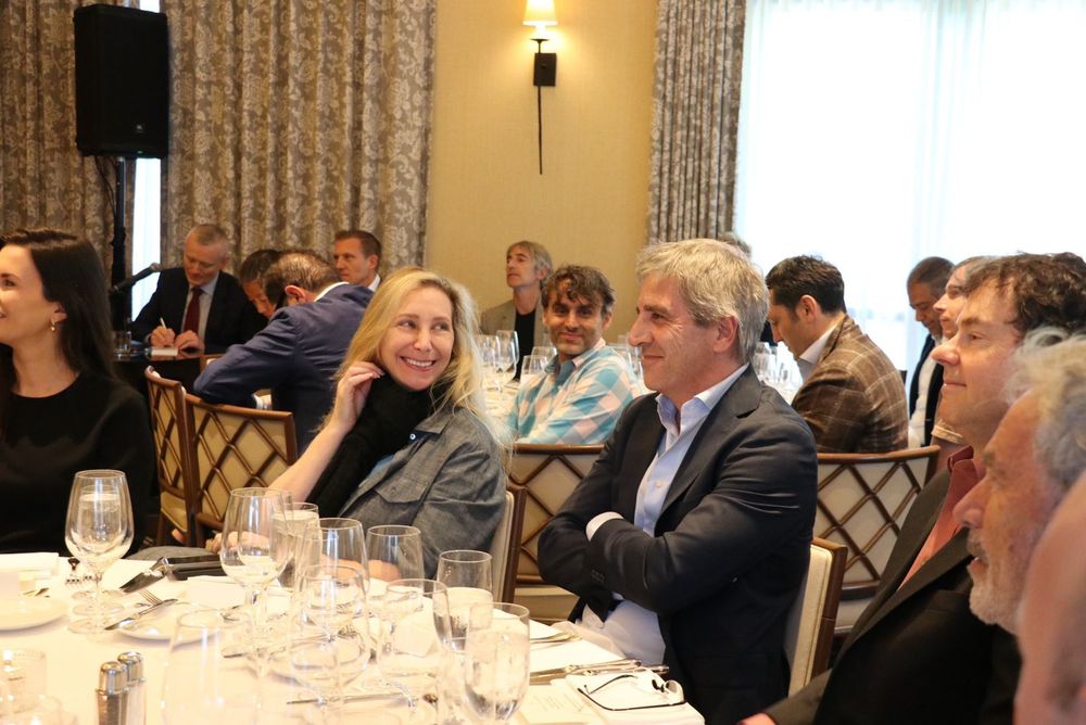 La secretaria de la Presidencia, Karina Milei, y el ministro de >economía, Luis Toto Economía.