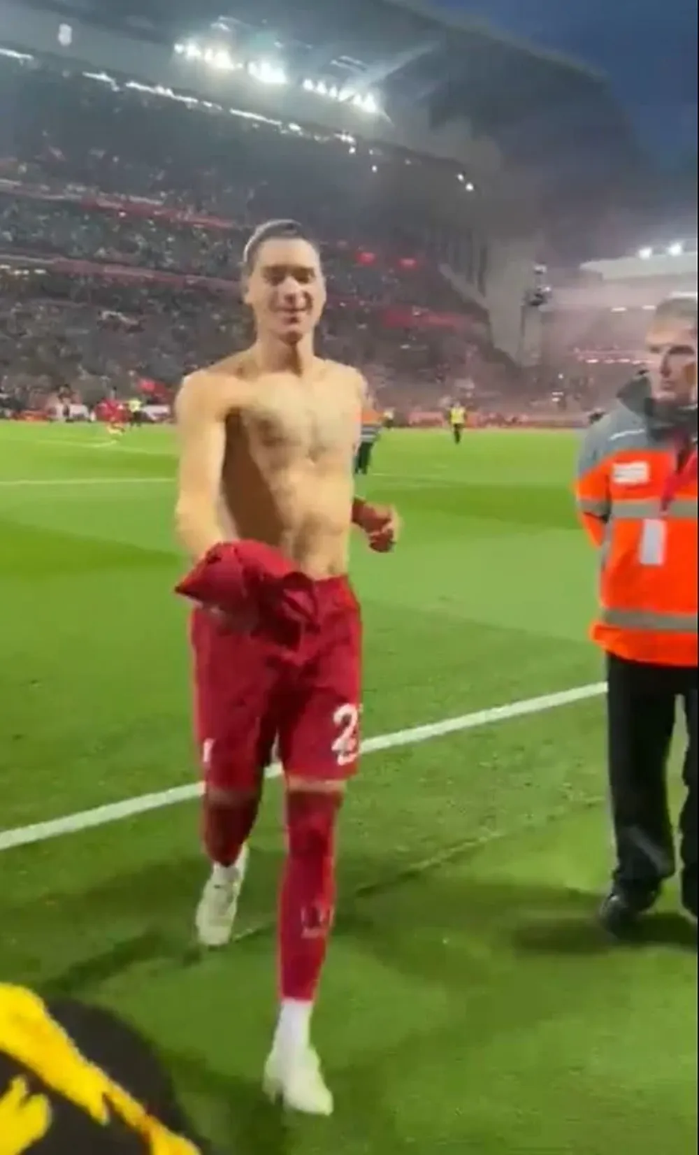 Darwin Núñez le regaló su camiseta a un niño de Peñarol