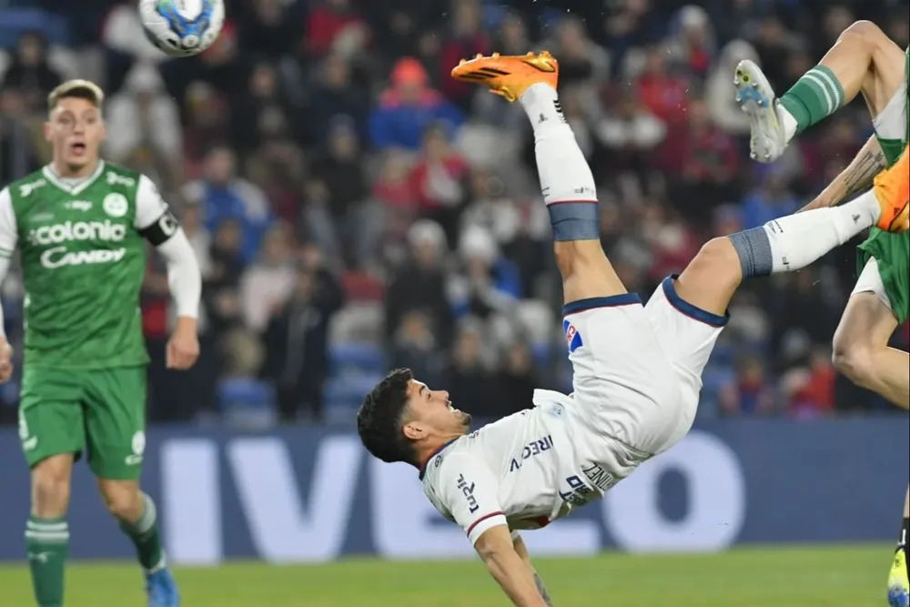 Federico Martínez de Nacional, ensaya una chilena ante Plaza Colonia