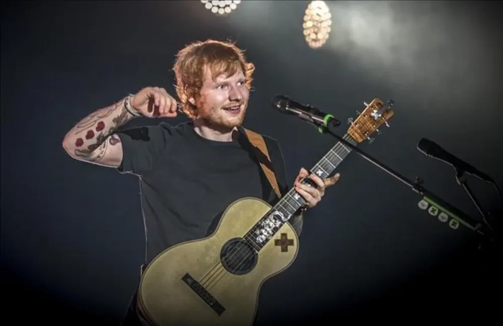 Ed Sheeran durante un concierto.