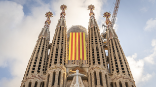 La bandera catalana flamea en La Sagrada Familia