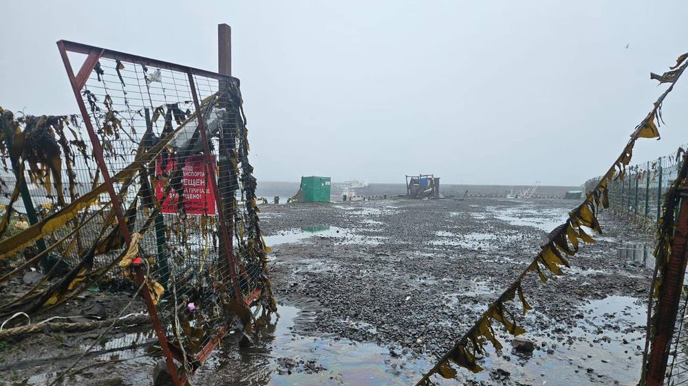 Bajan las agua en el puerto de Severo-Kurilsk tras el tsunami en la zona.