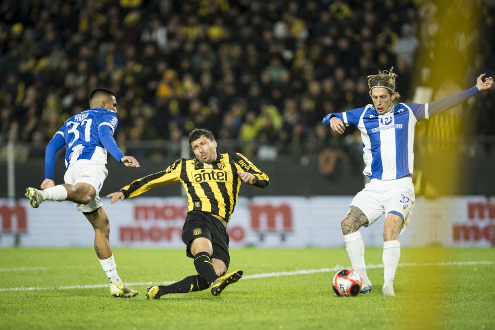 Eric Remedi de Peñarol ante Juventud por el Torneo Clausura