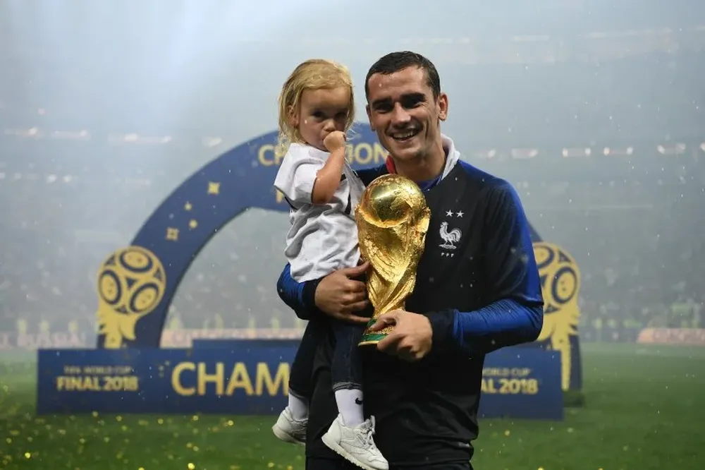 Griezmann con su hija y la copa