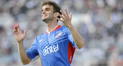 Iván Alonso, con la azul