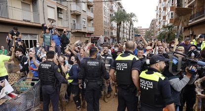 Los vecinos que se juntaron para insultar a Sánchez. Foto: EFE.
