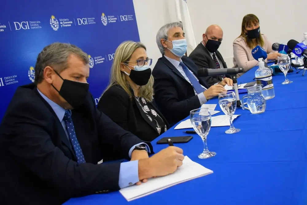 Conferencia de prensa de autoridades de BPS, DGI y MEF