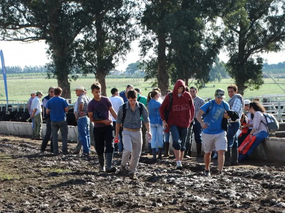El barro no fue un obstáculo para que los estudiantes conozcan el feed lot.