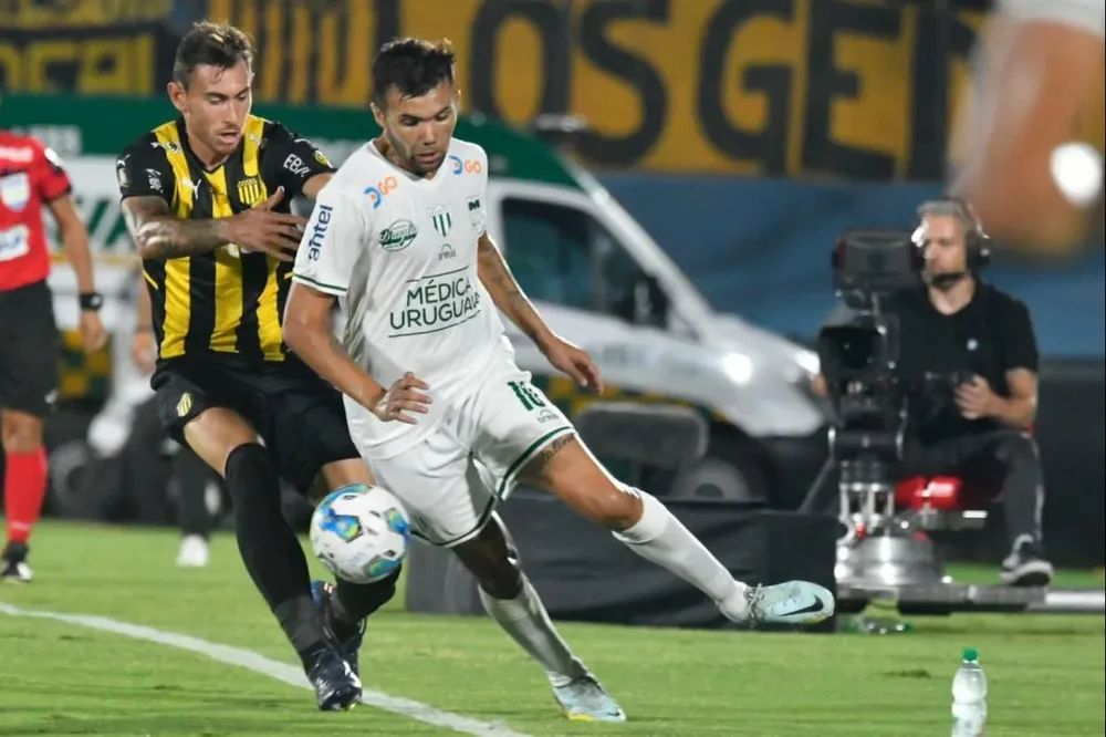Schiappacasse marcado por Yonnathan Rak de Peñarol