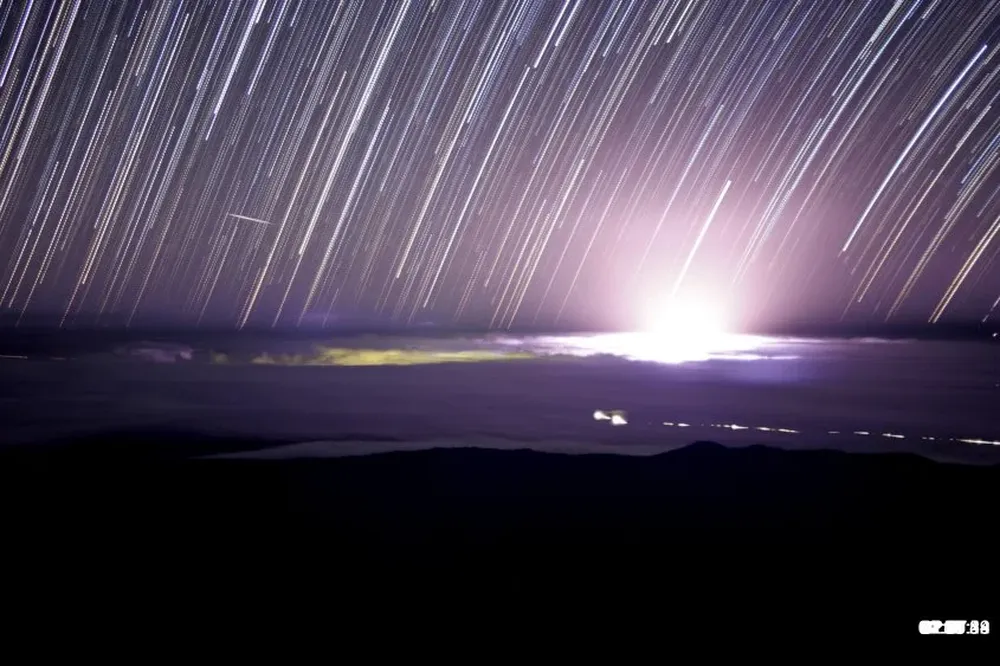 Rastro de estrellas y resplandor durante la noche del 21 al 22 de mayo producida apilando alrededor de 100 fotos