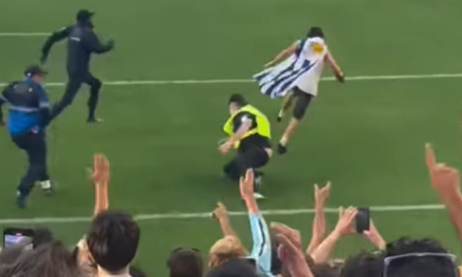 El hincha con la bandera de Uruguay que se metió a la cancha en Australia vs Argentina
