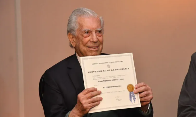 Mario Vargas Llosa en su visita a Uruguay en 2022