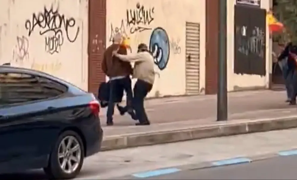 Captura de video del momento de la agresión