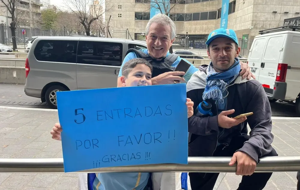 Los González en la puerta del hotel de Uruguay