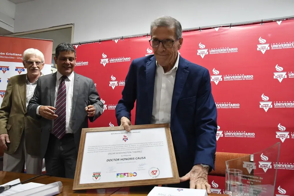 El título honoris causa que recibió Tabárez