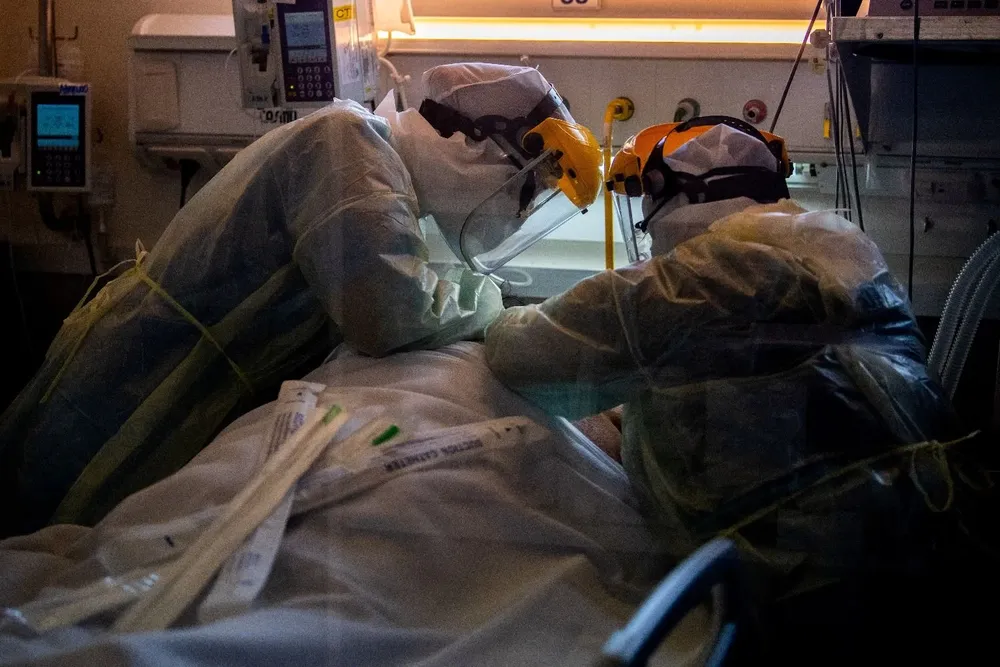 Personal médico asistiendo a un paciente en CTI