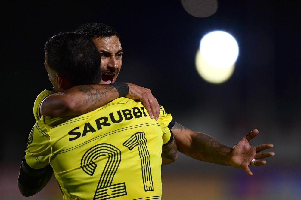 Eduardo Darias celebra su gol con Jesús Trindade
