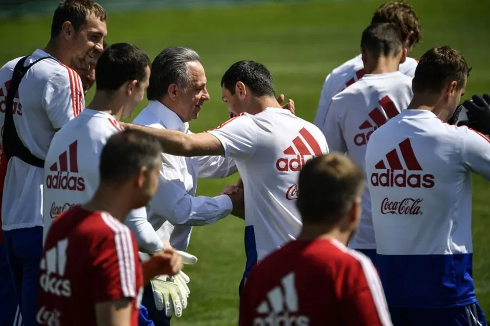 Vitali Mutko en el entrenamiento de la selección de Rusia antes del partido ante Egipto