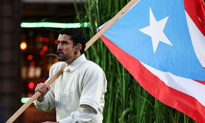 Bad Bunny llevó una bandera de Puerto Rico con el triángulo azul claro, un diseño históricamente asociado con el movimiento independentista de la isla, durante su espectáculo de medio tiempo en el Super Bowl.