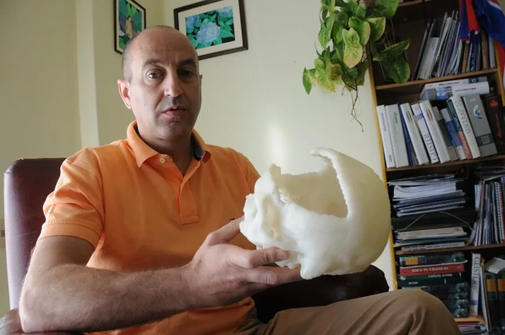 El doctor José Crestanello dirige al equipo de cirugía bucomáxilofacial del Maciel