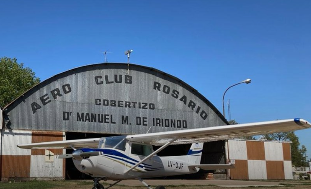 Rosario: una avioneta se estrelló contra una planta industrial y el piloto, ex empleado, falleció en el acto