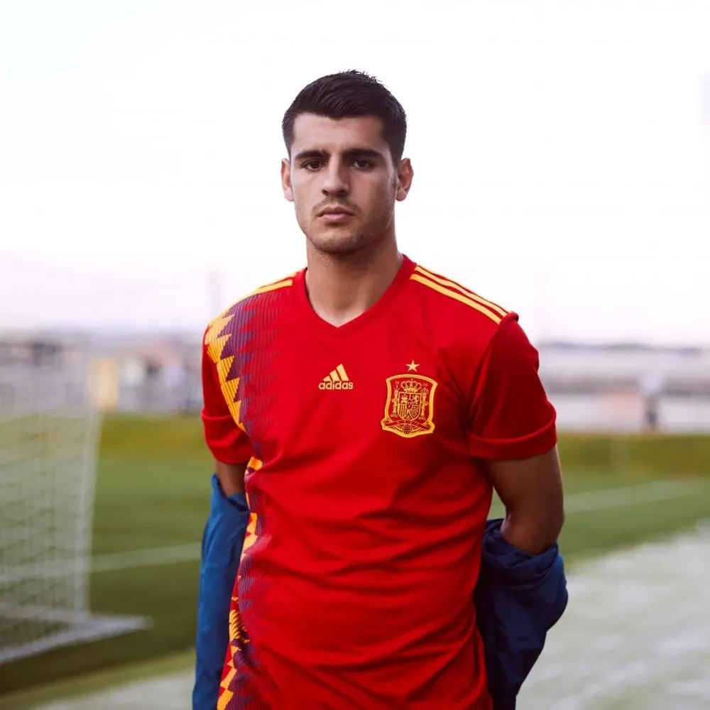 Álvaro Morata con la nueva camiseta de España para Rusia
