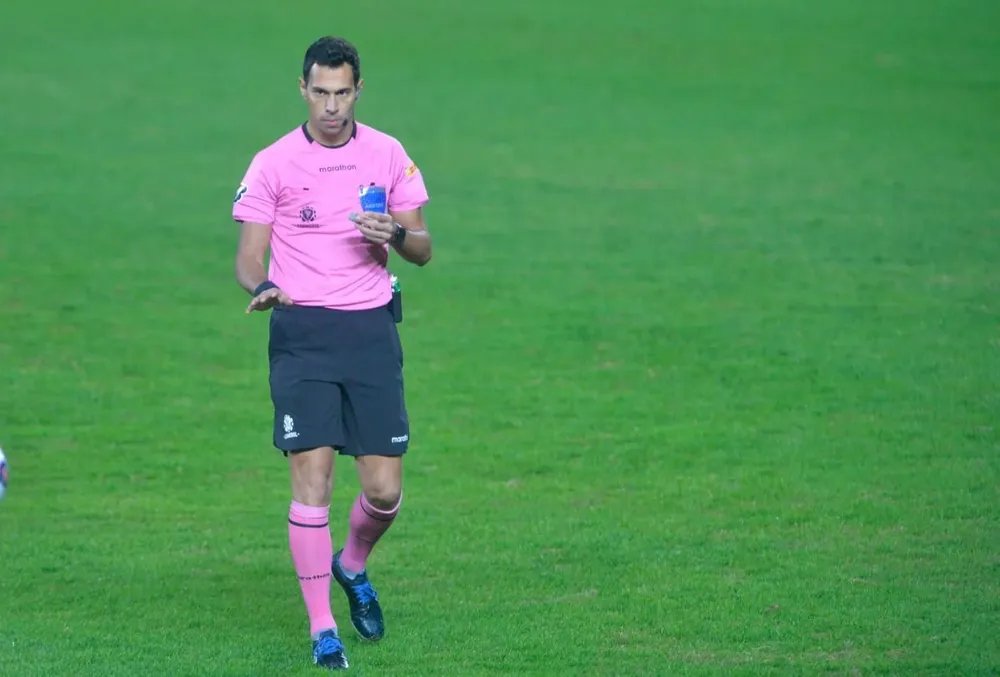 El árbitro argentino Tello