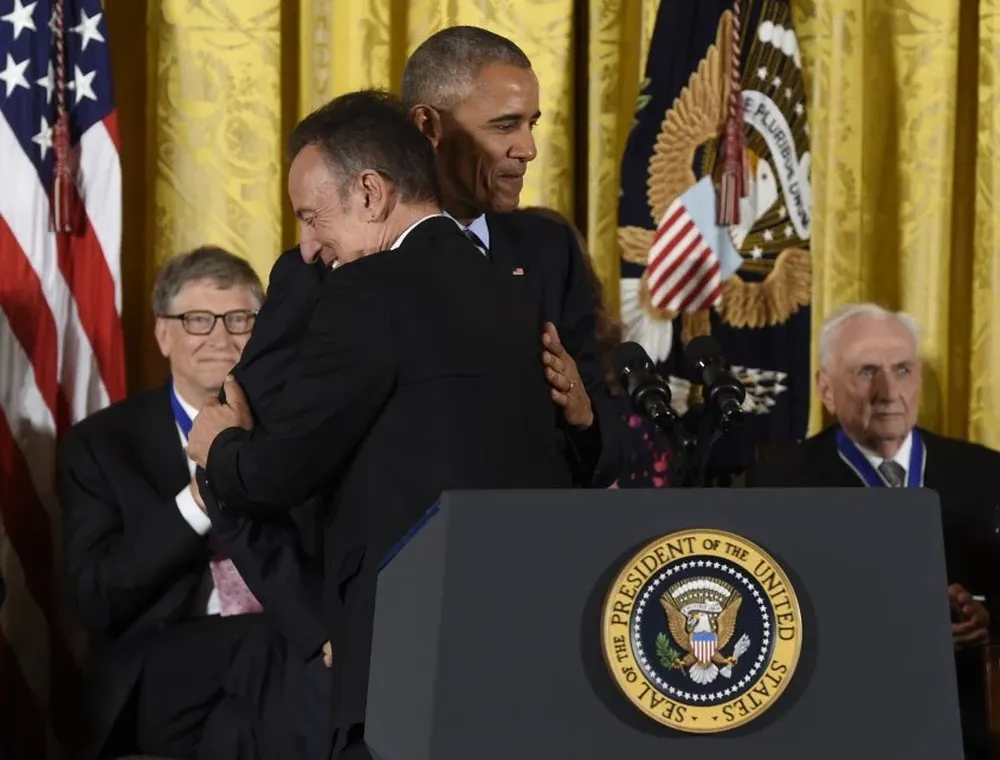 Bruce Springsteen se saluda con Obama.