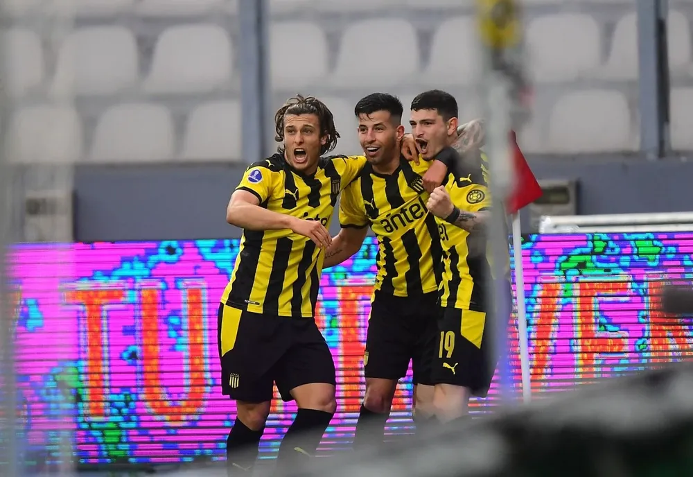 Pablo Ceppelini celebra el primer gol aurinegro junto a Agustín Canobbio y Agustín Álvarez Martínez