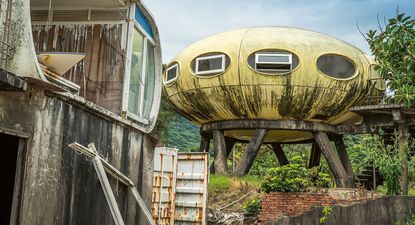Estas casas abandonadas en una playa recóndita de Asia es uno de los lugares que incluye el libro que sigue a la fotógrafa Ikumi Nakamura