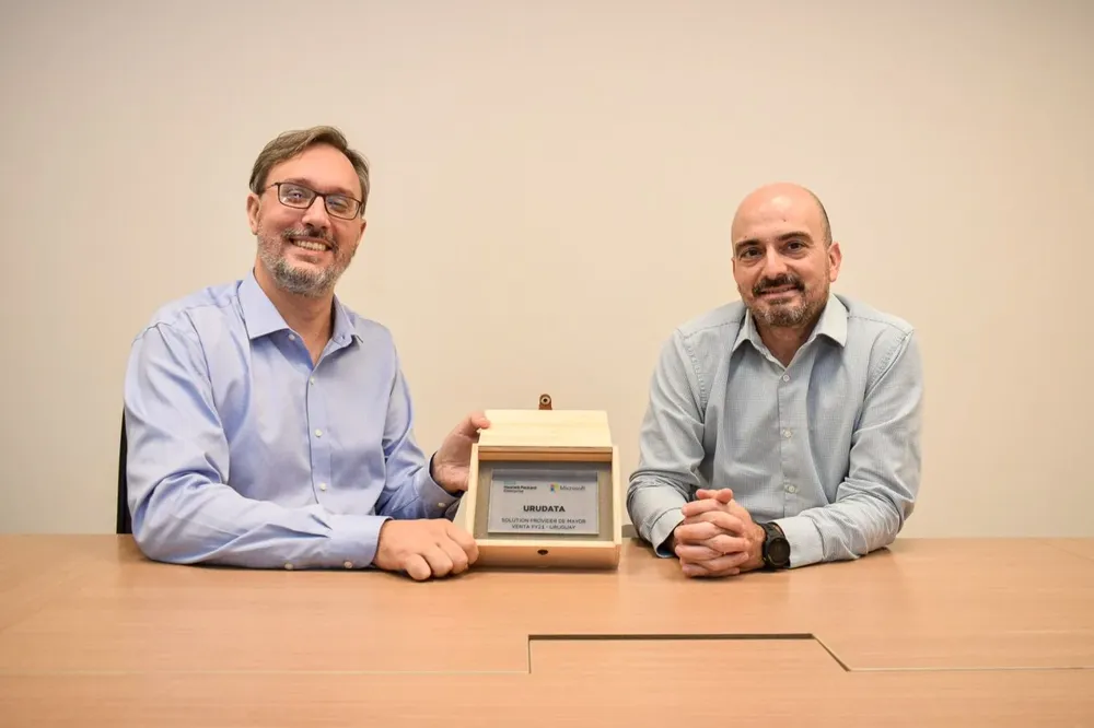 El gerente de Territorio de HPE para Uruguay y Paraguay, Mariano Bakovich y el gerente general de Urudata, Fernando Martínez.