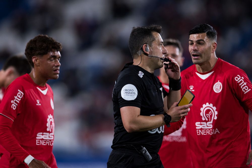 El árbitro Eduardo Varela estrenando la tarjeta electrónica en el partido entre Nacional y Rentistas
