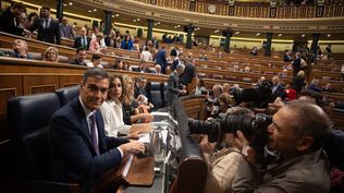 El presidente del Gobierno, Pedro Sánchez, es fotografiado por los medios durante una sesión plenaria, en el Congreso de los Diputados