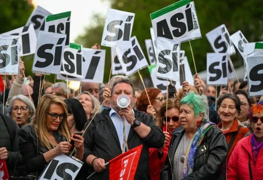 Asistentes a la manifestación en apoyo al presidente del Gobierno bajo el lema Todos a Ferraz. Pedro no está solo este jueves en la calle Ferraz, en Madrid
