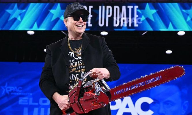 Musk apareció con una motosierra hace unos días junto al presidente de Argentina.