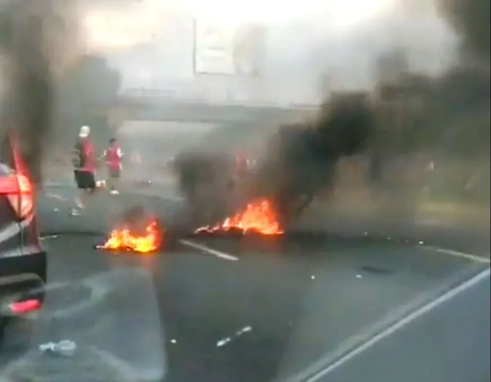 Fuego y corridas en la autopista