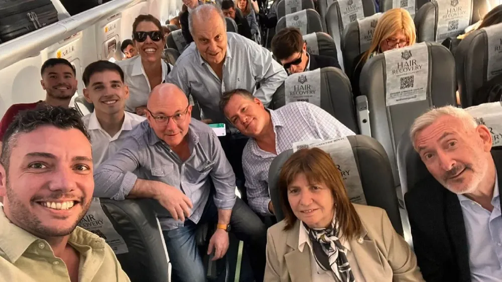 Bullrich con su equipo rumbo a Santiago del Estero