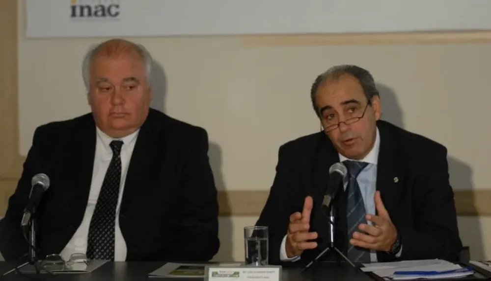 Fernando Pérez Abella (izq) y Alfredo Fratti vicepresidente y presidente respectivamente en INAC