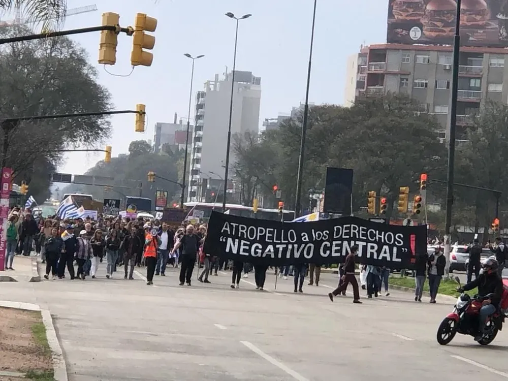 Marcha antivacunas convocada en la plaza de la Democracia frente al shopping Tres Cruces
