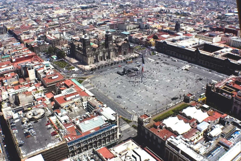 Vista aérea de la Plaza de la Constitución, conocida como El Zócalo, en el centro de la ciudad de México, donde viven 22 millones de habitantes sumando a la periferia.