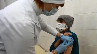 Un trabajador de la salud administra a una mujer una dosis de la vacuna rusa Sputnik V (Gam-COVID-Vac) contra el Covid-19, en San Petersburgo mientras Rusia lanza un masivo plan de vacunación para personas en situación de calle.