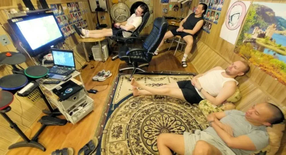 Cuatro de los voluntarios descansan durante la misión Mars500