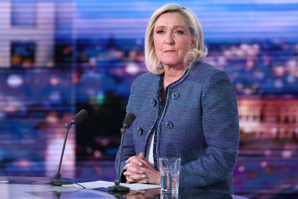 La líder de extrema derecha Marine Le Pen durante una entrevista a la TV francesa tras la condena. EFE