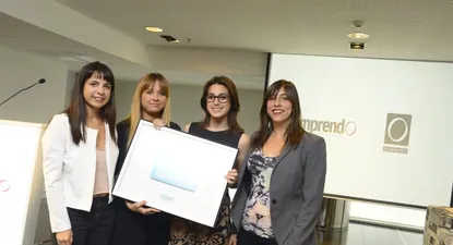 Las creadoras de ReservaTelo recibiendo su premio