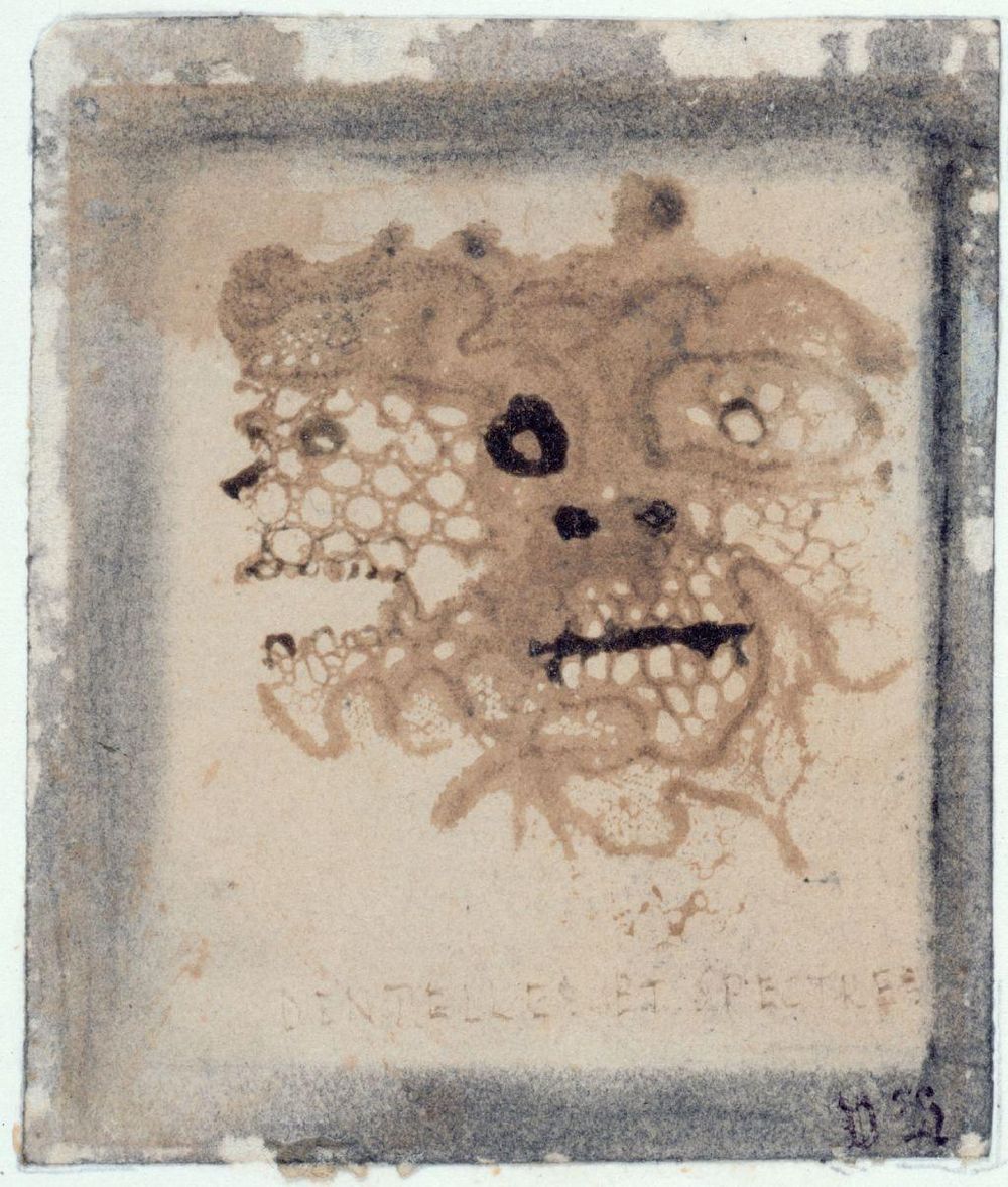 "Encaje y espectros", c. 1855-56, aguada a pluma y tinta marrón, impresión de carboncillo y encaje sobre papel.